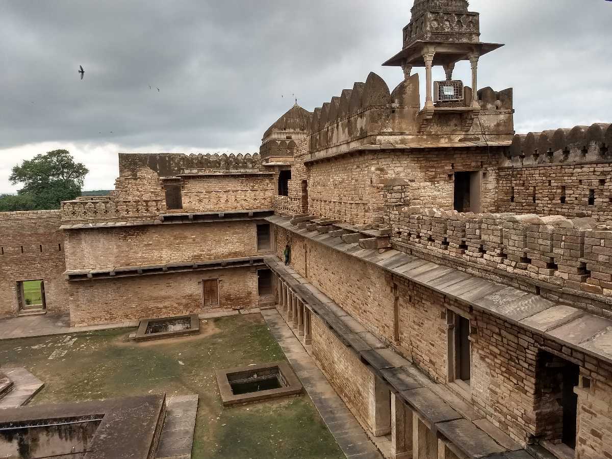 <img alt="" src="/user/pages/01.tourism/chanderi/03._gallery/CHANDERI.jpg?name" />