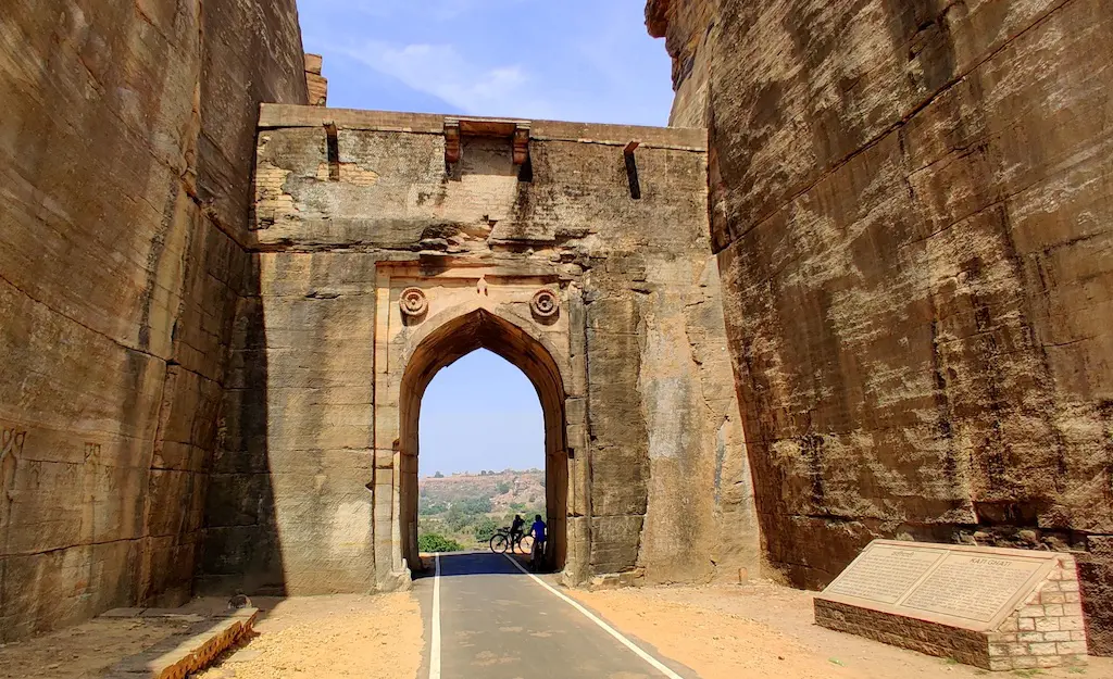 <img alt="" src="/user/pages/01.tourism/chanderi/03._gallery/Kati-Ghati-Chanderi.webp?name" />